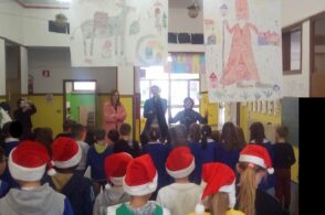 Assessori in versione Santa Klaus: doni ai bambini delle scuole