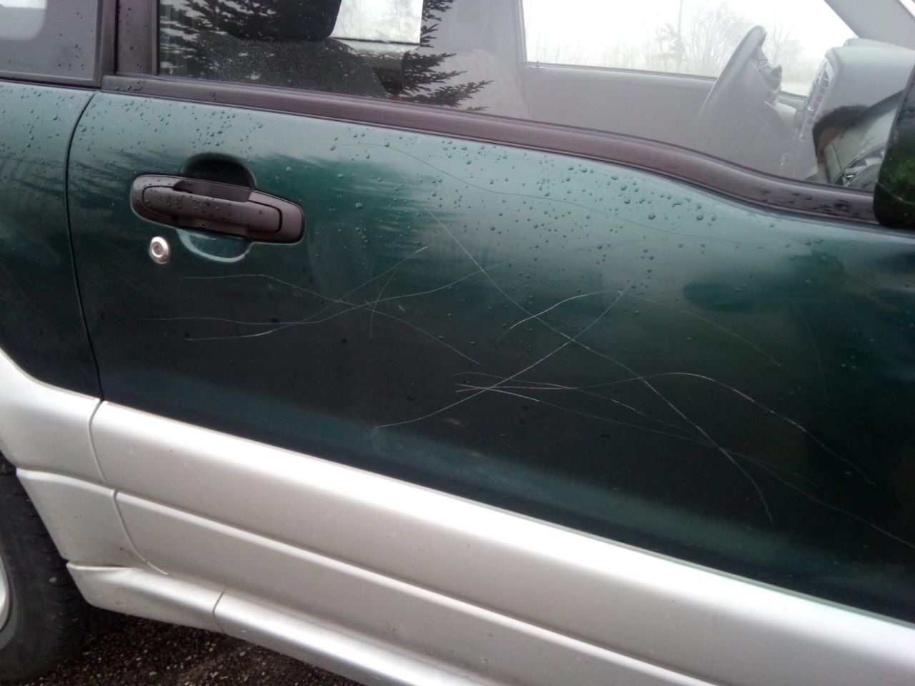 una delle auto danneggiate