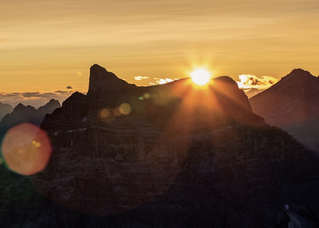 Luci dell’alba che accendono il contorno del Monte Pelmo (foto Elia Lazzari)