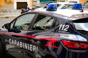 Urta le auto parcheggiate a Campolongo e rifiuta l’alcol test: arrestato 34enne