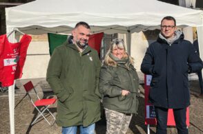Firme contro i vincoli paesaggistici: il gazebo di Fratelli d’Italia fa il pieno