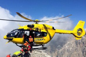 Alpinisti colpiti dalla grandinata in parete, li recupera l’elicottero