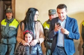La piccola Emily incontra le tute fluo: «La solidarietà è il motore del nostro territorio»