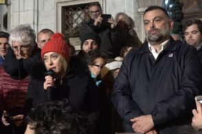 «Basta 5 stelle-Pd», Giorgia Meloni conta sul voto anticipato, davanti ai 500 di Calalzo
