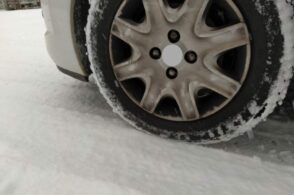 Dolomiti sotto la neve: traffico in tilt e navette olimpiche bloccate