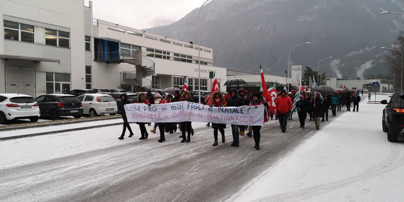 uno striscione del corteo (foto Cisl Belluno Treviso)