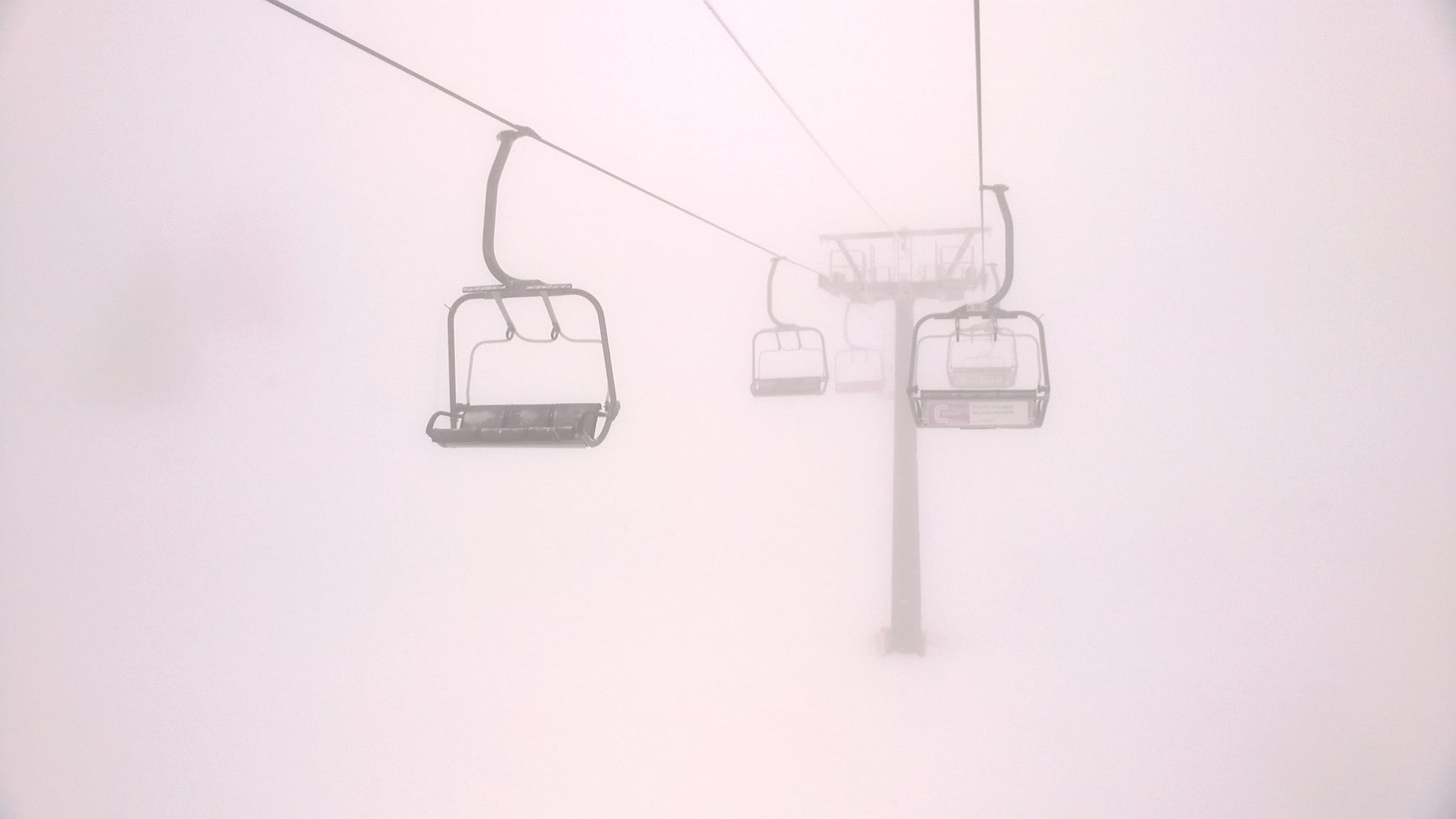 la seggiovia del Nevegal immersa nella nebbia (foto di Andrea Simonetto)