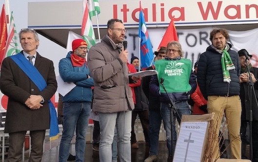 l'ultima manifestazione davanti ai cancelli della Acc Wanbao