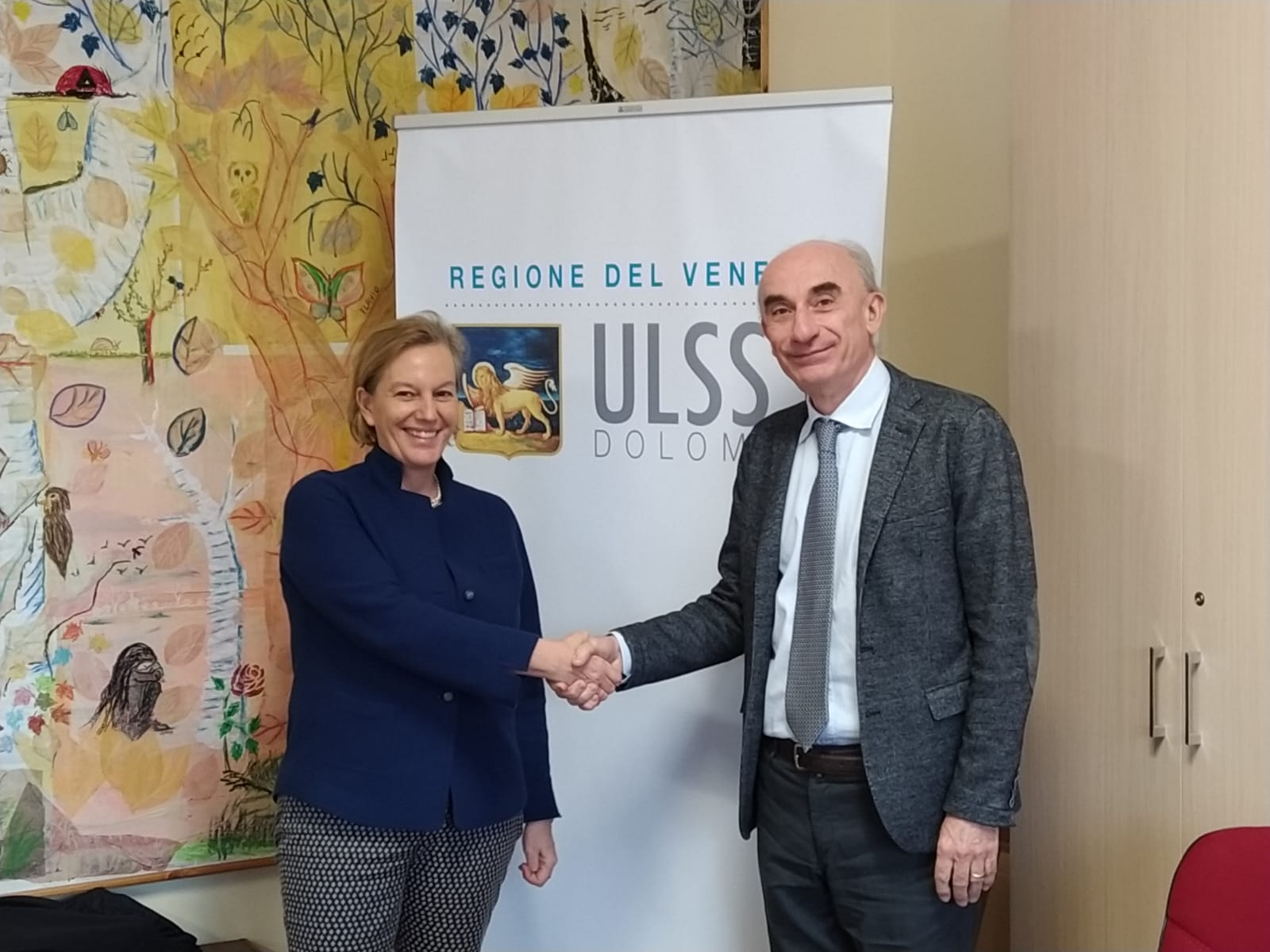 Antonia Ricci, direttore dell'Istituto zooprofilattico delle Tre Venezie, e Adriano Rasi Caldogno, direttore generale dell'Ulss 1 Dolomiti, alla firma dell'accordo