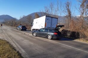 Tamponamento in zona industriale: coinvolte due auto e un camion