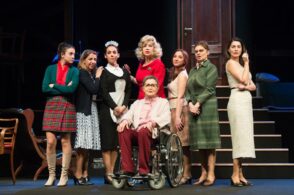 Cast di livello al Comunale, c’è il giallo-commedia “Otto donne e un mistero”
