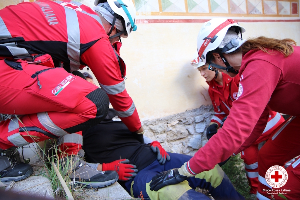 un intervento durante una simulazione (foto Comitato Cri Belluno)