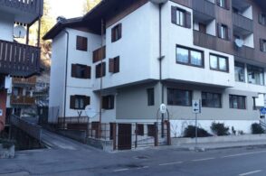 Fascino della divisa senza età: un bambino tra gli ammiratori dell’Arma
