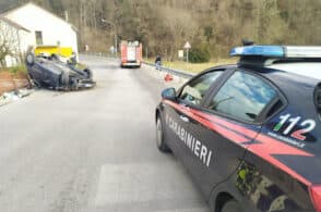 L’auto si ribalta nella zona artigianale di Paludi: ferito il guidatore