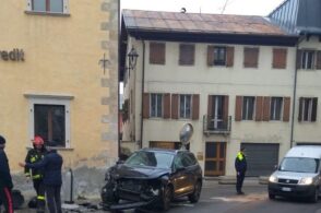 Botto in pieno centro: un’auto esce di strada e si sfascia contro un muretto