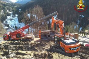 La ruspa si ribalta e invade la strada: incidente in Val Fiorentina