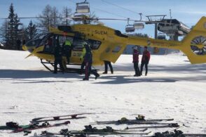 Cade in pista e sbatte la testa: undicenne sloveno salvato dal casco