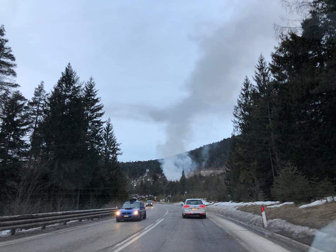 La colonna di fumo provocata dall'incendio visibile dall'Alemagna