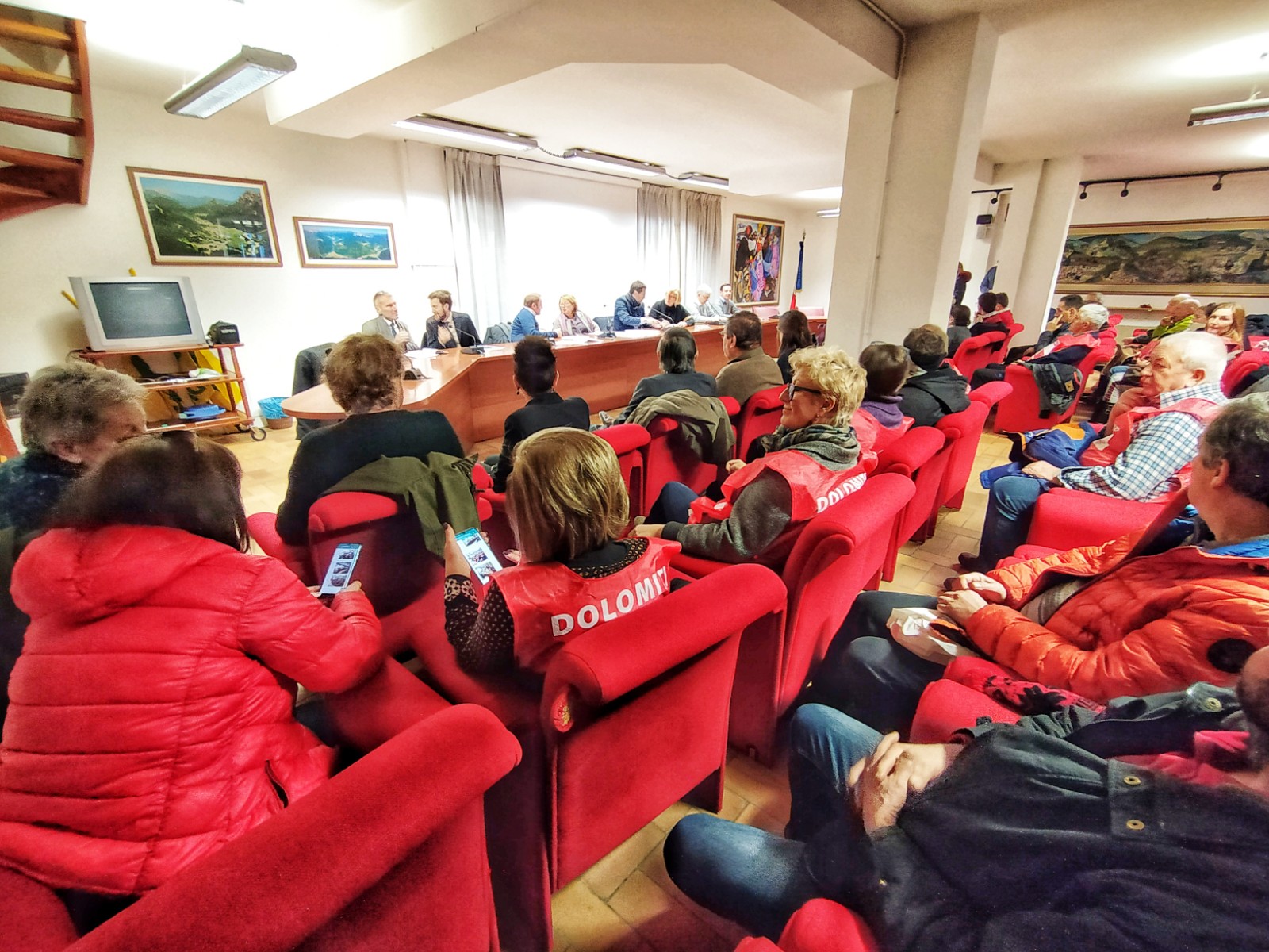 Anche gli esponenti del comitato "Sì al collegamento Comelico - Val Pusteria" tra il pubblico del consiglio provinciale straordinario di Santo Stefano di Cadore