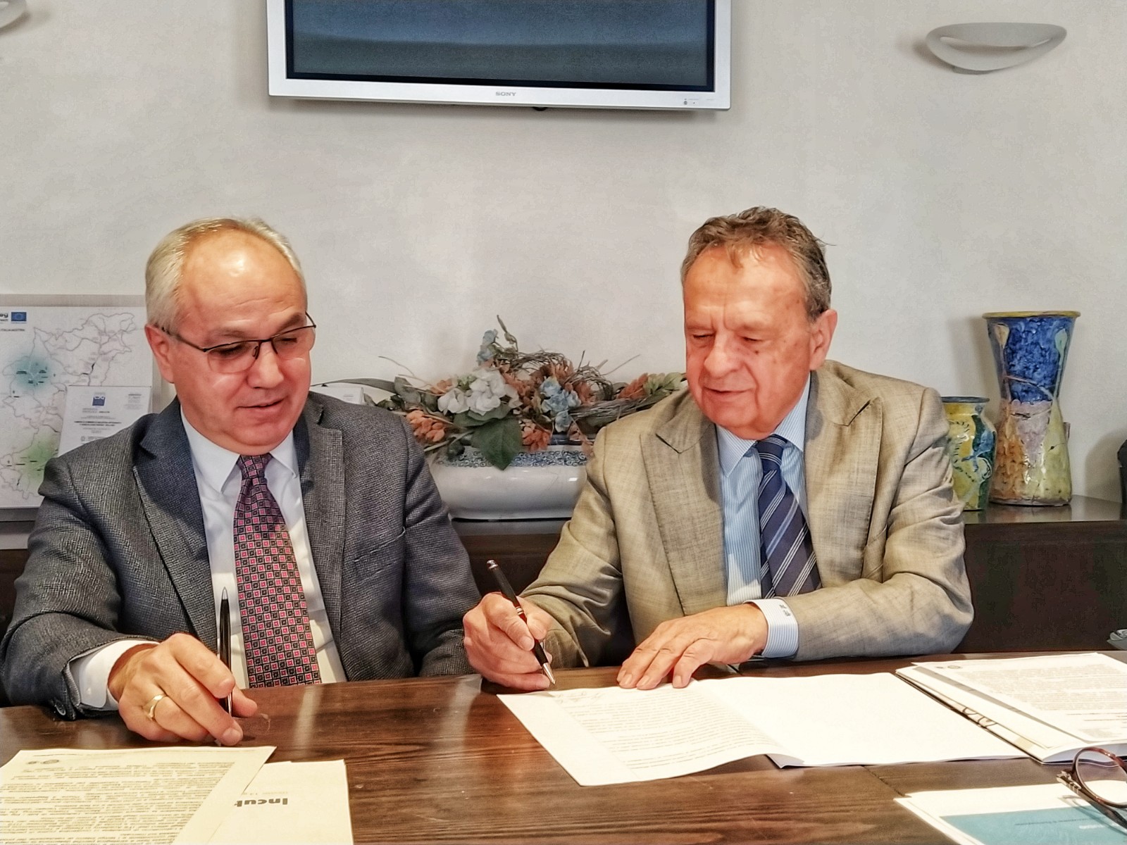 La firma dell'accordo tra Mario Pozza e Luigino Boito