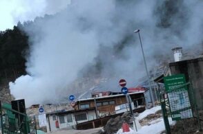 A fuoco la discarica di Acquabona, traffico bloccato