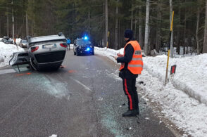 Auto sottosopra: incidente lungo la strada per Misurina