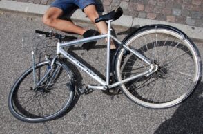 Scontro tra biciclette all’incrocio: un ciclista finisce all’ospedale