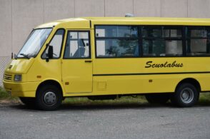 Scuolabus frena per evitare un’auto, contusi due bambini