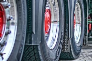 Finisce sotto un camion: frattura del femore per un artigiano edile