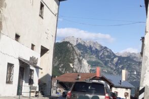 Tir incastrato in curva: la vecchia Alemagna resta bloccata per più di un’ora