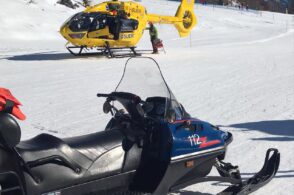 Brutte cadute sulle piste da sci: deve intervenire l’elicottero del Suem