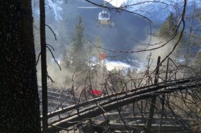 Presenaio, domate le fiamme. Le squadre devono bonificare gli schianti di Vaia