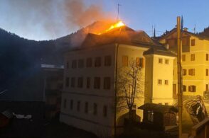Tetto in fiamme nel municipio di Zoppè: i vigili del fuoco domano l’incendio