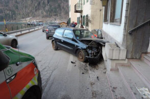 Malore fatale per un ottantenne di Alleghe: si schianta con l’auto e muore