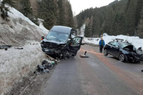 Auto contro furgone: schianto sulla Regionale 48