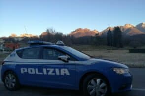 Fari spenti e guida in stato di ebbrezza: via la patente a una 24enne