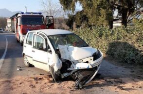 Auto esce di strada e va a sbattere contro un muretto: ricoverato il conducente