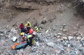 Lo ritrovano in fondo a una scarpata dopo la caduta: grave un 52enne di Cencenighe