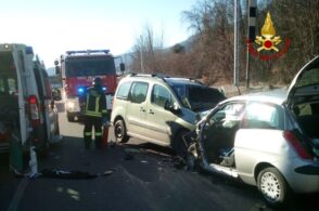 Bloccata tra le lamiere dell’auto dopo il frontale: intervengono i vigili del fuoco
