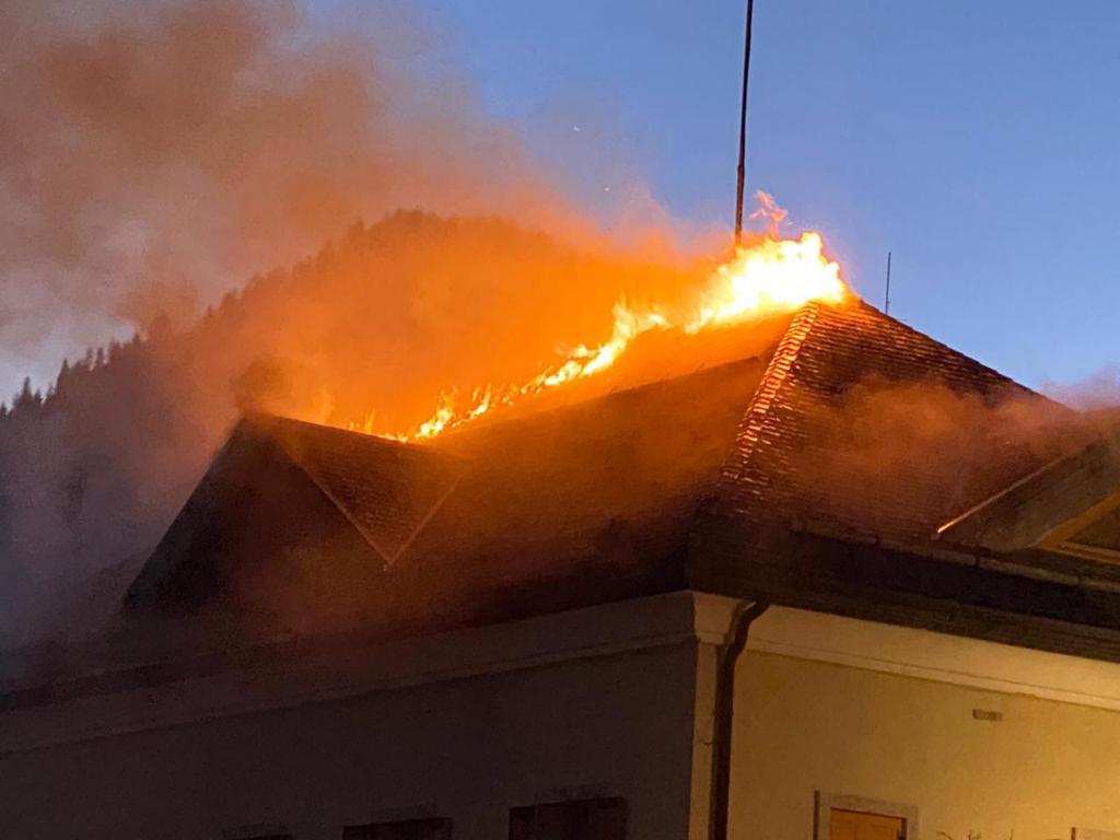 una delle prime immagini dell'incendio (foto carabinieri)