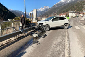 Sbanda e si schianta sul guardrail: incidente nei pressi della diga