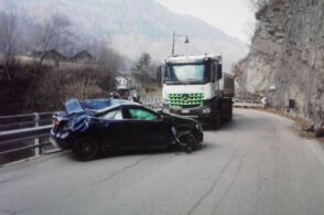 Sbanda e finisce addosso a un camion: traffico in tilt sulla Regionale Agordina