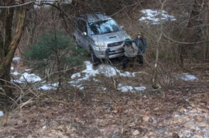 Sbanda e finisce tra la vegetazione. Incidente stradale per una turista