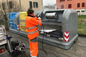 Acqua e disinfettante: il Comune avvia la pulizia straordinaria delle strade