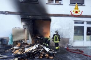 Divampano le fiamme in un locale-magazzino: coinvolte venti persone