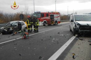 Frontale auto-furgone: brutto incidente sulla 50 bis