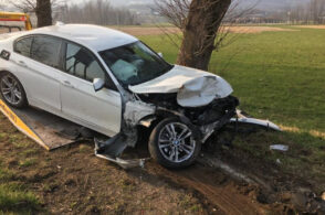 Tampona un furgone ed esce di strada: due feriti sulla Statale 50