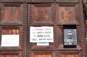«Sempre a disposizione»: De Carlo affigge ovunque il suo numero telefonico