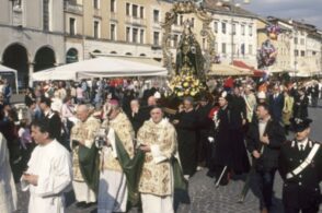 La Madonna dei sette dolori. E quella volta che sfilò con il manto tricolore