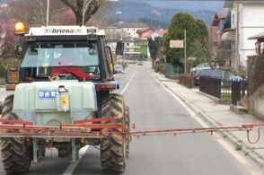 Sanificazione di piazze e strade in tutta la provincia: in campo anche i mezzi agricoli
